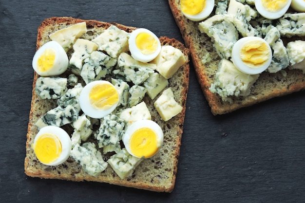 Keto dieta. Torradas com queijo azul e ovos de codorna. Torradas de ceto. Lanche saudável.