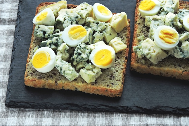 Keto dieta. Torradas com queijo azul e ovos de codorna. Torradas de ceto. Lanche saudável.