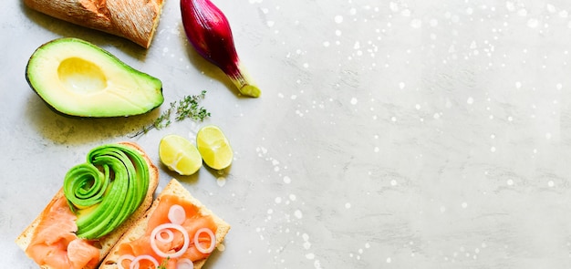 Foto keto-food-lachs-avocado-salat mit rucola und limette. ketogene diät hintergrund