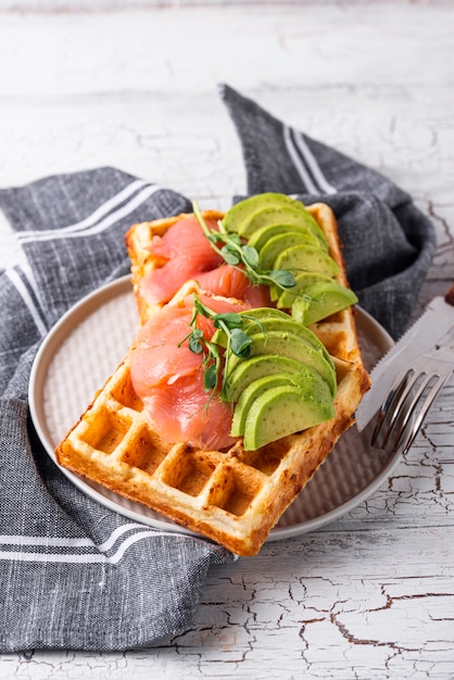 Keto-Käse-Waffel mit Avocado