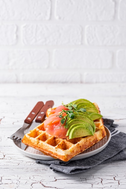 Keto-Käse-Waffel mit Avocado