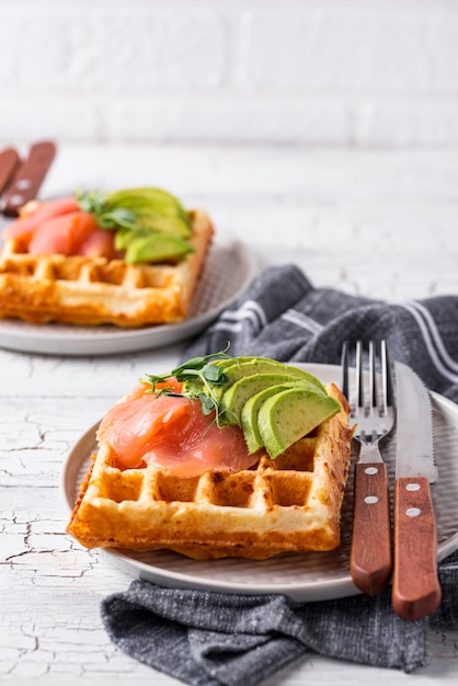 Keto-Käse-Waffel mit Avocado