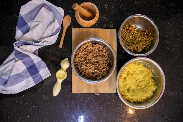 Keto kahk Ingredientes y masa de almendras para preparar eid kahk