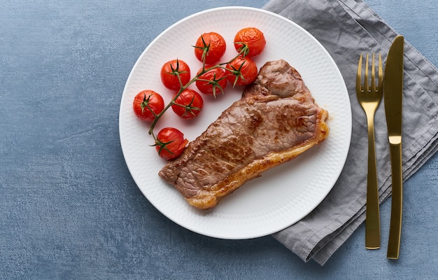 Keto ketogenic dieta bife com tomate em fundo escuro