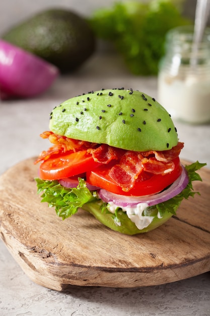 Keto Paläo Diät Avocado Burger mit Speck, Salat, Tomate