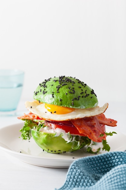 Keto Paläo Diät Avocado Frühstück Burger mit Speck, Ei, Tomate