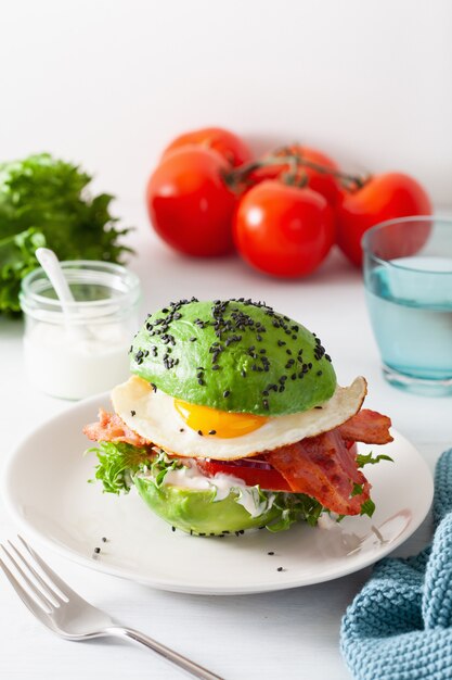 Keto Paläo Diät Avocado Frühstück Burger mit Speck, Ei, Tomate