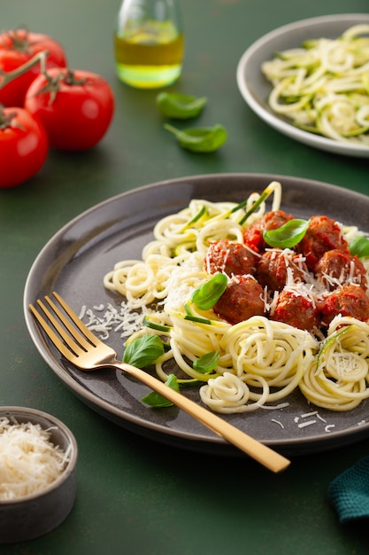 Keto Paläo Diät Nudeln spiralisierten Zucchini Nudeln mit Fleischbällchen und Parmesan