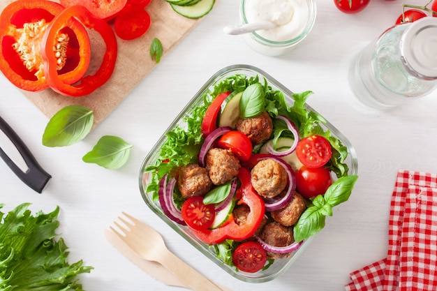 Keto Paläo Lunchbox mit Fleischbällchen, Salat, Tomate, Gurke, Paprika