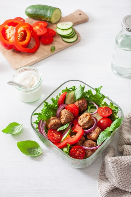 Keto Paläo Lunchbox mit Fleischbällchen, Salat, Tomate, Gurke, Paprika