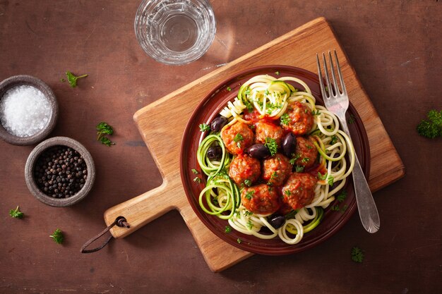 Keto Paläo Zoodles Zucchini Nudeln mit Fleischbällchen und Oliven