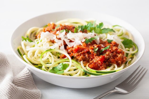 Keto Paleo Zoodles Bolognese: Zucchininudeln mit Fleischsauce und Parmesan