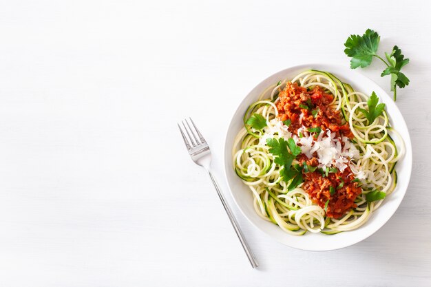 Keto paleo zoodles bolognese: zucchininudeln mit fleischsauce und parmesan