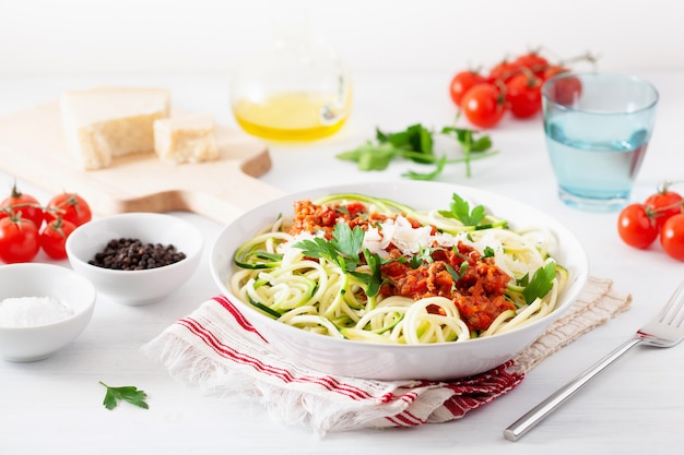 Keto paleo zoodles boloñesa. fideos de calabacín con salsa de carne y parmesano