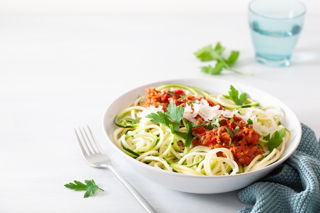 Keto paleo zoodles boloñesa: fideos de calabacín con salsa de carne y parmesano