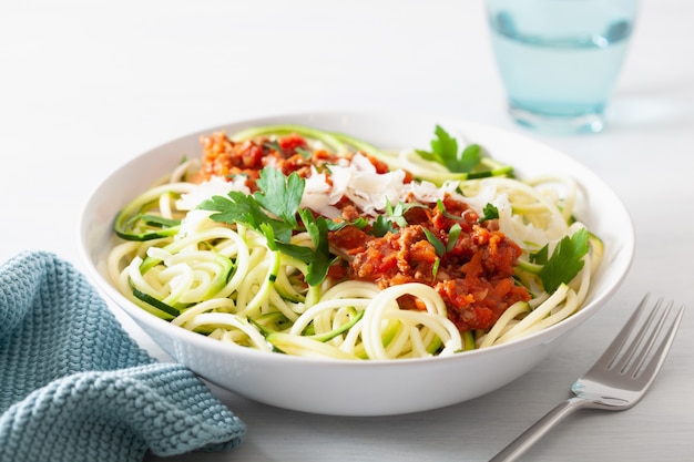 Keto paleo zoodles bolonhesa: macarrão de abobrinha com molho de carne e parmesão