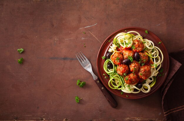 Keto paleo zoodles fideos de calabacín con albóndigas y aceitunas