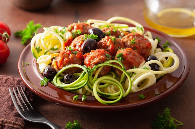 Keto paleo zoodles fideos de calabacín con albóndigas y aceitunas