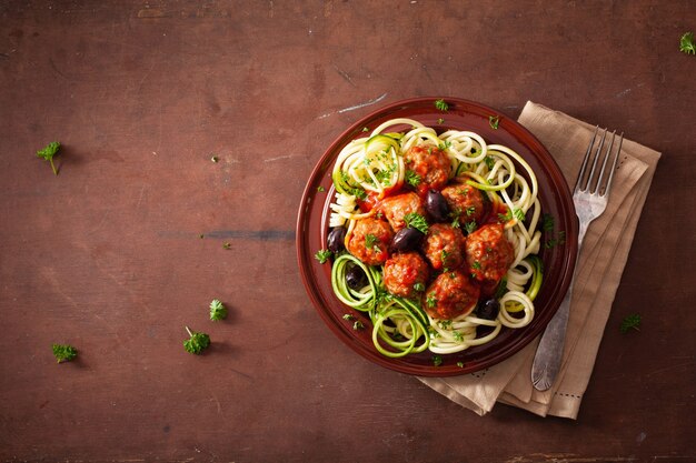 Keto paleo zoodles fideos de calabacín con albóndigas y aceitunas