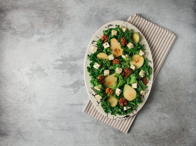 Keto-Salat Birne mit Blauschimmelkäse und Walnuss selektiver Fokus keine Menschen in der Nähe