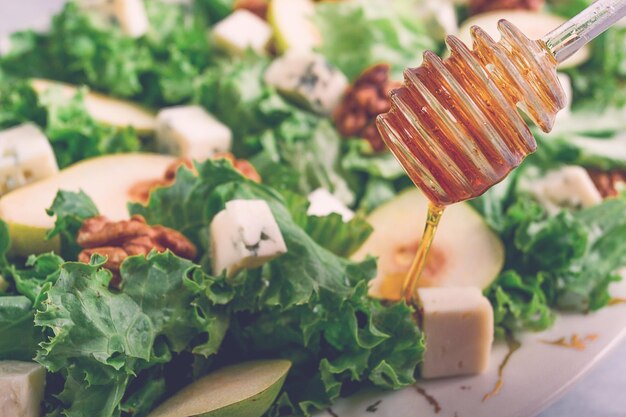 Keto-Salat Birne mit Blauschimmelkäse und Walnuss selektiver Fokus keine Menschen in der Nähe