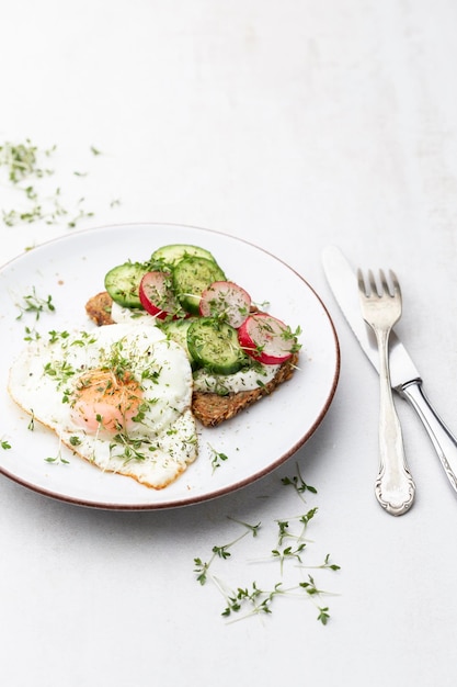 Keto Toast con pepino, huevo, mozzarella y microvegetales