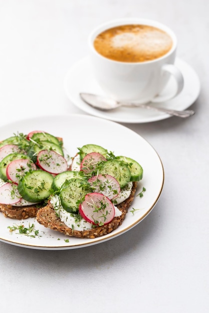 Keto-Toasts mit Gurken-Ei-Mozzarella und Microgreens