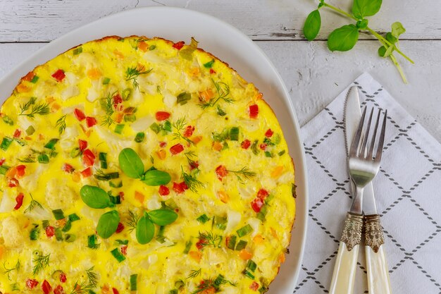 Keto vegetariano café da manhã com omelete de vegetais no fundo branco