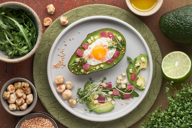 Ketodiätgericht: gebackenes Avocadoboot mit Schinkenwürfeln, Wachtelei und