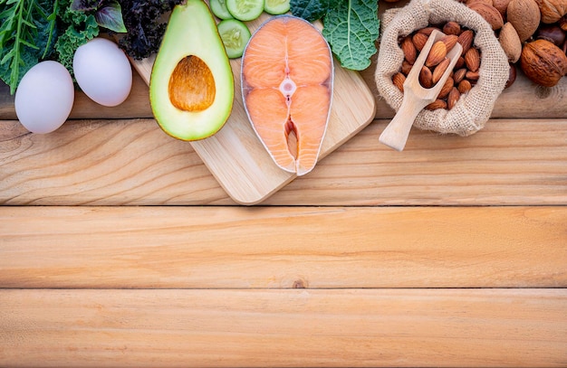 Foto ketogene kohlenhydratarme ernährung zutaten für die auswahl gesunder lebensmittel auf weißem hintergrund ausgewogene gesunde lebensmittelzutaten aus ungesättigten fetten und ballaststoffen für herz und blutgefäße