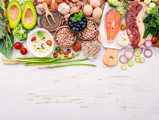 Foto ketogene kohlenhydratarme ernährung zutaten für die auswahl gesunder lebensmittel auf weißem holzhintergrund