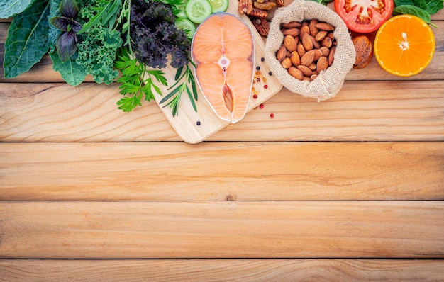 Ketogene Low-Carb-Diätkonzept Zutaten für die Auswahl an gesunden Lebensmitteln auf Holzhintergrund