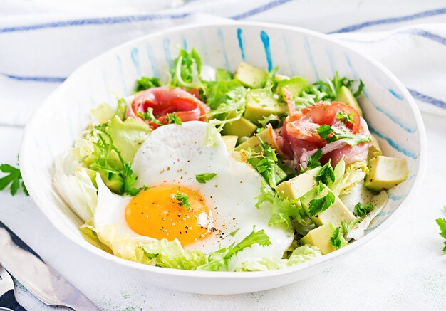 Ketogene Paläo-Diät. Spiegelei, Schinken, Avocado und frischer Salat. Keto Frühstück. Brunch.