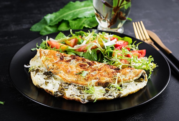 Ketogenes Diätfrühstück Omelett mit Sauerampfer und Tomatensalat