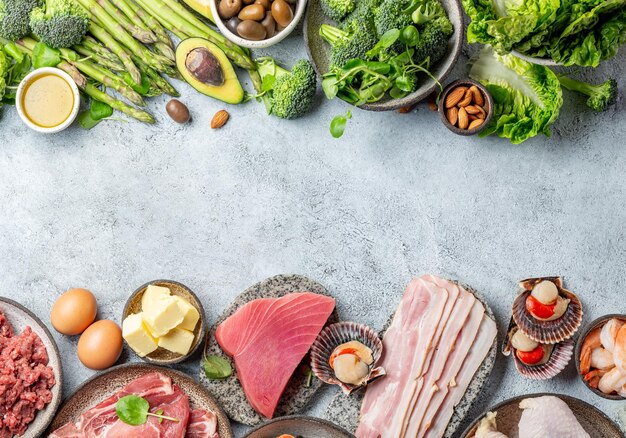 KETOGENIC DIET LOW CARB CONCEPT Vegetariano y fuentes de carbohidratos y grasas de proteínas animales Fondo de alimentos saludables con espacio para copiar