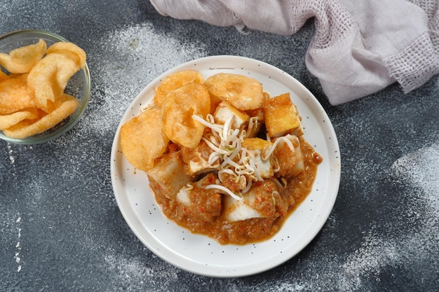 Ketoprak, indonesisches traditionelles Straßenessen. Gericht aus Reiskuchen, Reisnudeln, Tofu, Ei, gekocht