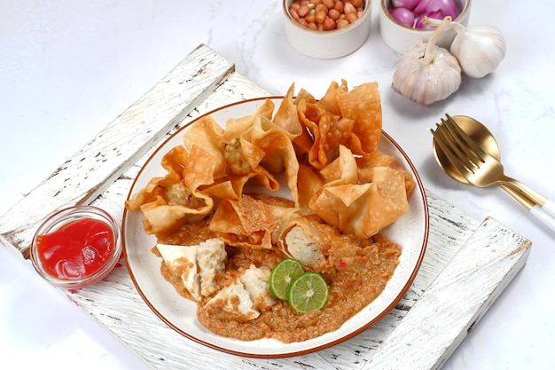 Ketoprak, indonesisches traditionelles Straßenessen. Gericht aus Reiskuchen, Reisnudeln, Tofu usw