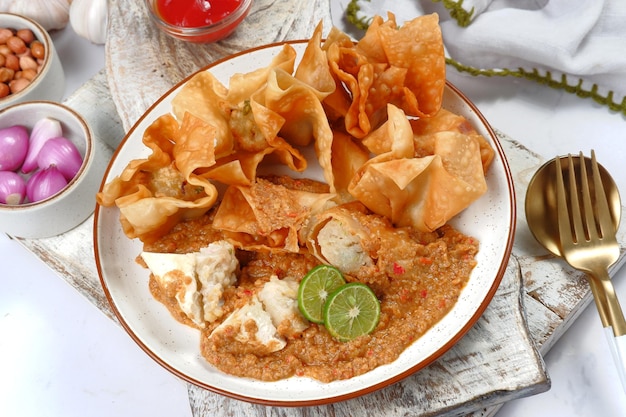 Ketoprak, indonesisches traditionelles Straßenessen. Gericht aus Reiskuchen, Reisnudeln, Tofu usw