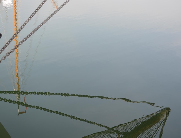 Foto ketten und bootsmast reflektieren im fluss