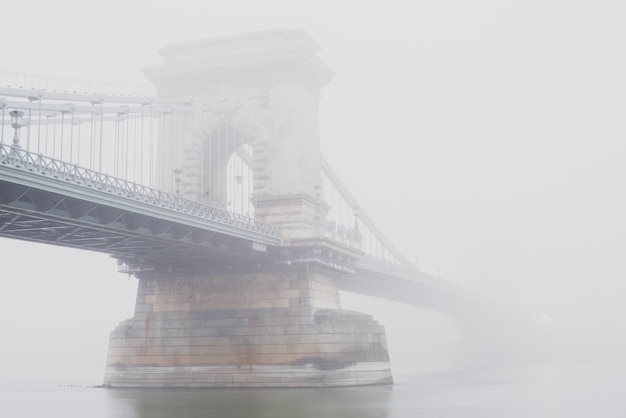 Kettenbrücke, Budapest, Ungarn, im Nebel