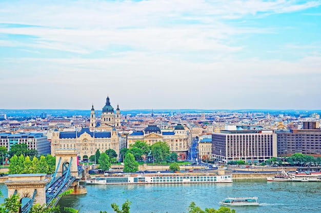 Kettenbrücke über den Donaukanal und die St.-Stephans-Basilika im Stadtzentrum von Pest in Budapest, Ungarn