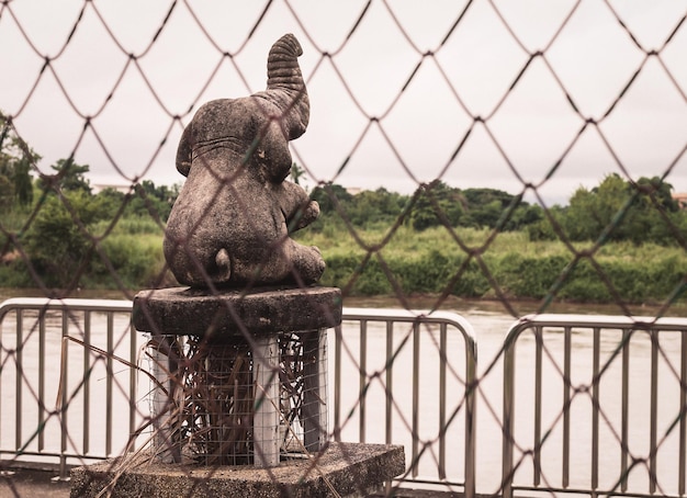 Foto kettengrenz gegen eine elefantenstatue