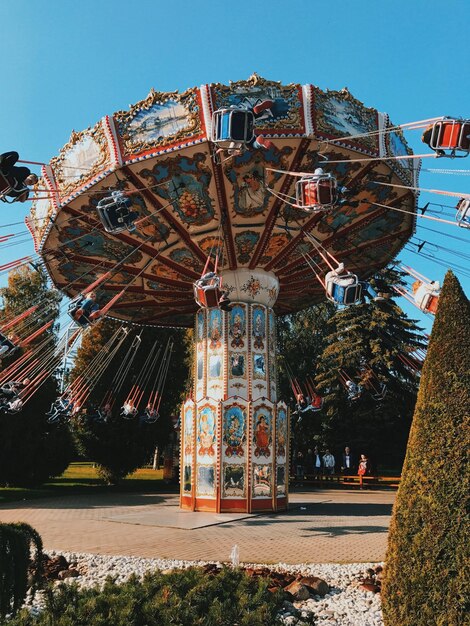 Foto kettenschaukeln im vergnügungspark