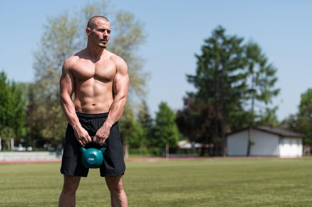 Kettle Bell Übung im Freien