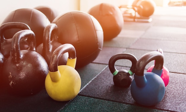 Kettlebell y balón medicinal en el gimnasio. Equipo para entrenamiento funcional