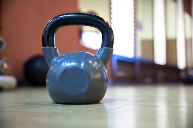 Kettlebell en rack en gimnasio