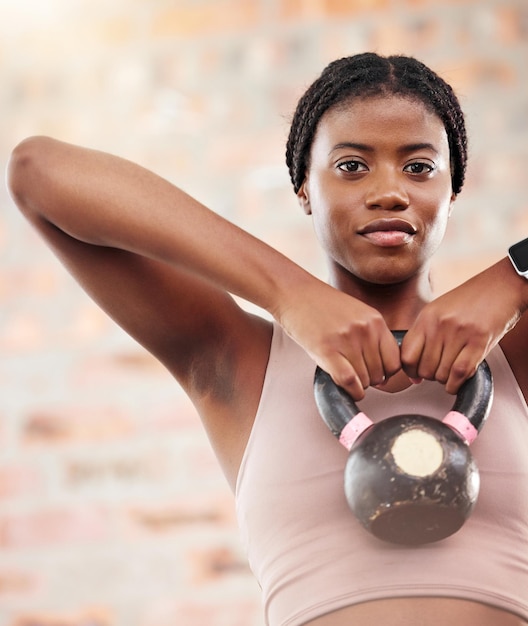 Kettlebell retrato de mulher negra e fitness em um treinamento de bem-estar e academia de saúde para esporte Exercício de treino esportivo e músculo do braço forte para o corpo saudável de um atleta com motivação e foco