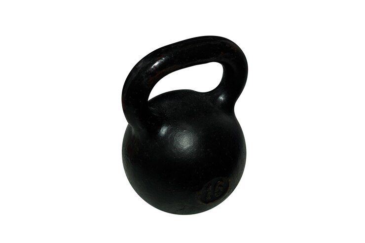 Foto kettlebell velho isolado em um fundo branco