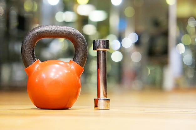 Kettlebells coloridos en gimnasio