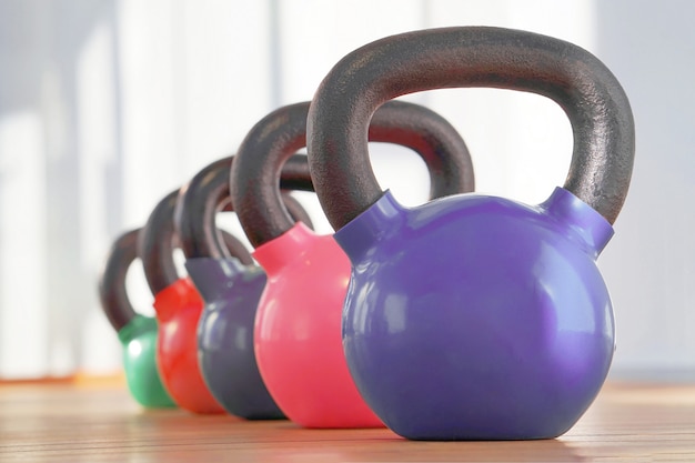 Kettlebells coloridos no ginásio